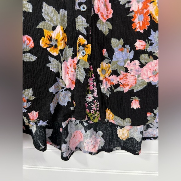 Free People women’s black multi colored floral button down blouse. Size Medium - Picture 4 of 7